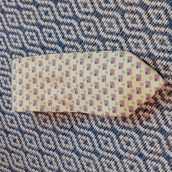 Vineyard Vines Other - Mens Vineyard Vines American USA flag Stars 100 % Silk Tie Yellow